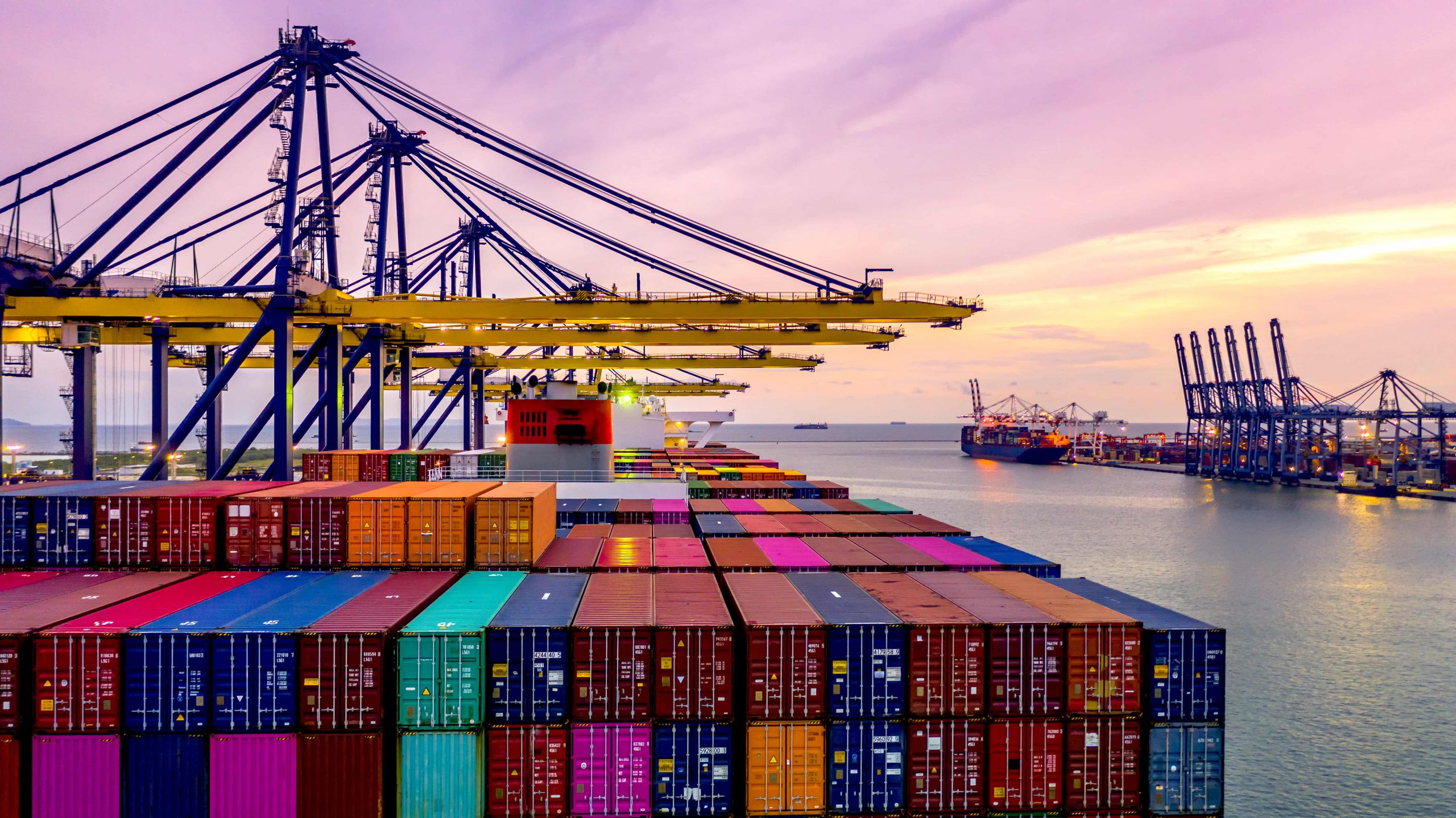 Cadena de suministro y logística internacional — contenedores y comercio exterior
